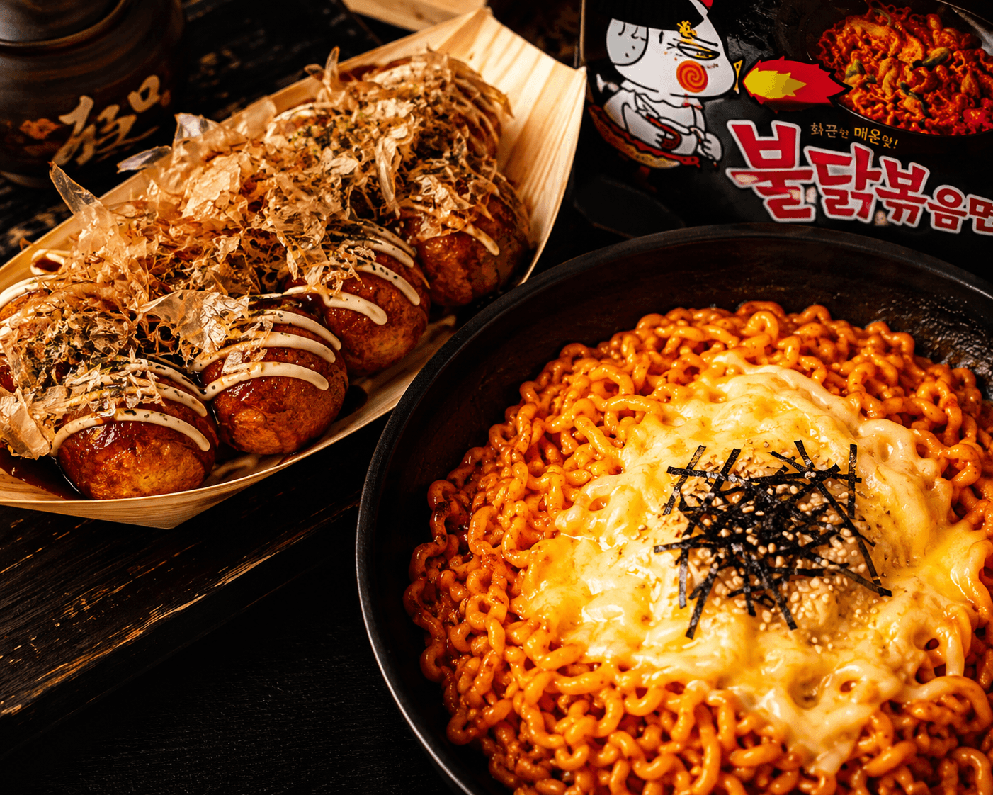 타코야키와 치즈를 올린 매콤한 볶음면