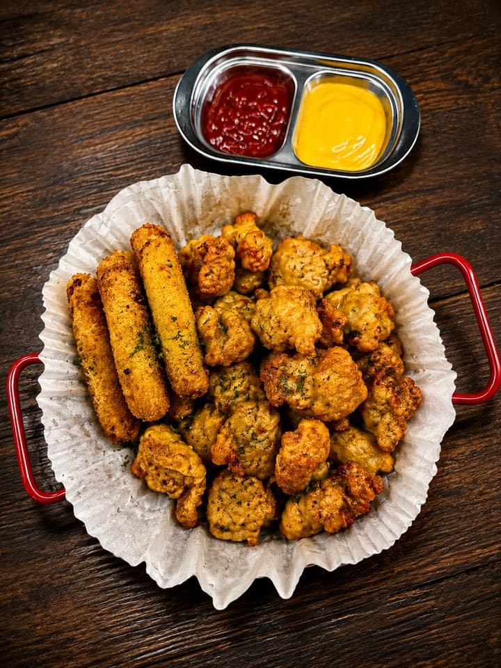 치킨 가라아게와 치즈스틱, 두 가지 소스를 함께 담은 BBS 안주